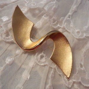 Designer Signed Sarah Coventry Beautiful Shiny & Brushed Gold Tone Brooch